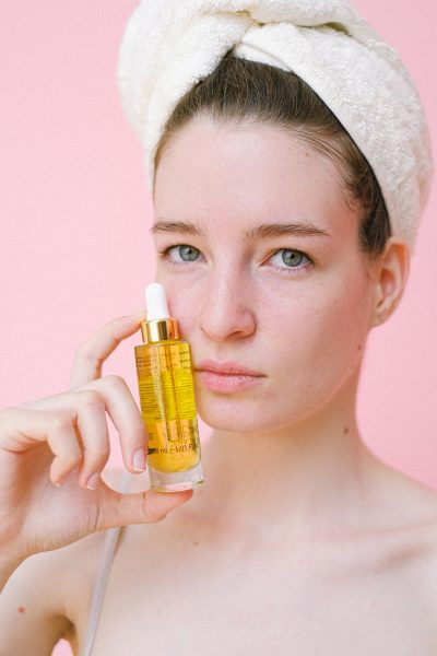 Femme qui présente un produit de beauté