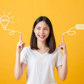 Une designer de l'agence Le Collectif Digital jouant avec des icônes