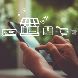 E-commerce : opter pour les progressive web apps (PWA) Un membre de l'agence web Le Collectif Digital sur son smartphone